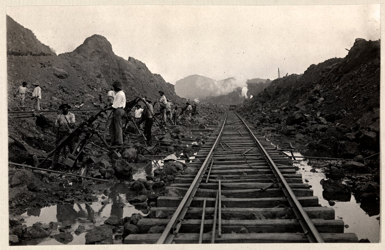 Pohled na dělníky kopající Panamský průplav železničními kolejemi přes příkop, 1912 nebo 1913 (stříbrný želatinový tisk) od Byron Company
