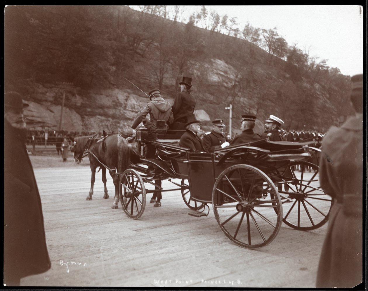 Pohled na vojáky, včetně kontraadmirála Robleyho Dunglisona Evanse, a prince v kočáře ve West Pointu, 1905 (stříbrný želatinový tisk) od Byron Company