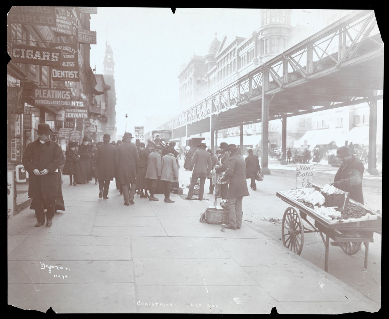 Pohled na podomové obchodníky prodávající hračky a data na 6. Avenue v době Vánoc, New York, 1903 (potisk stříbrné želatiny) od Byron Company