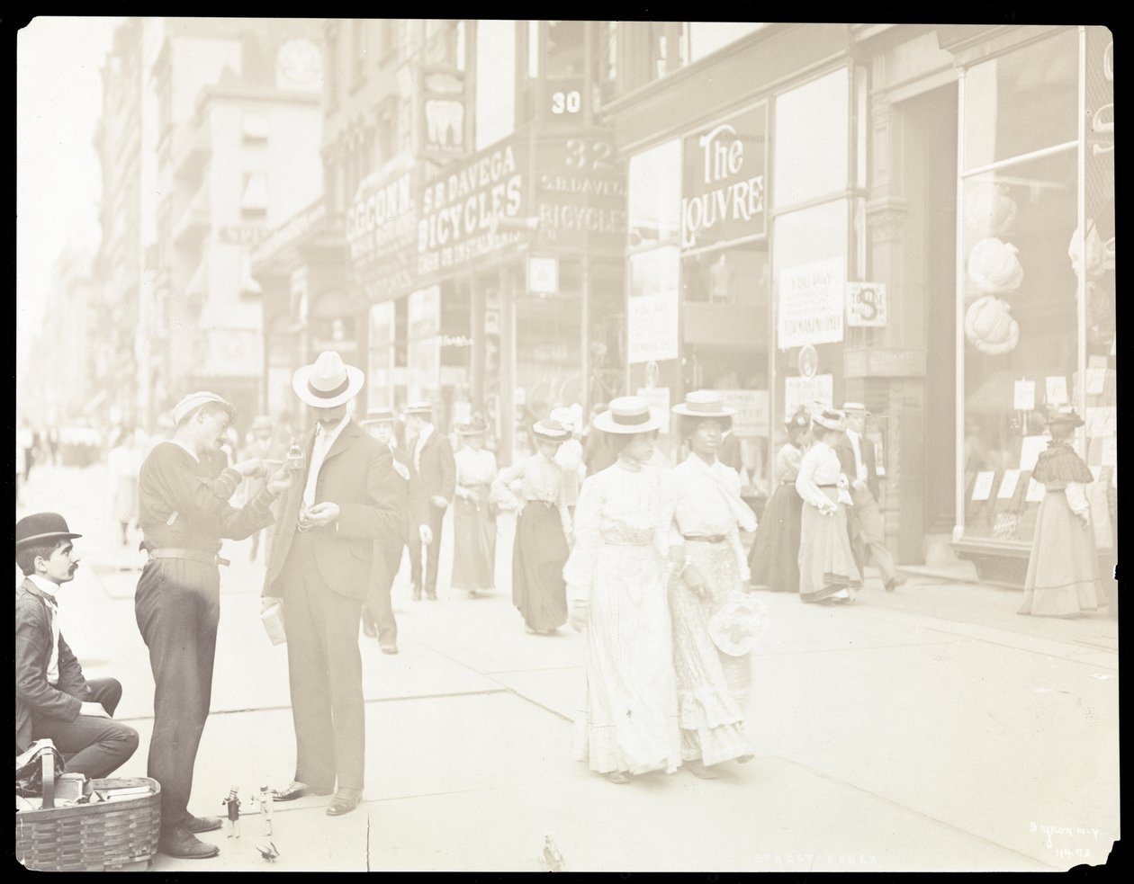 Pohled na podomní prodejce hraček na ulici, New York, 1902 (stříbrný želatinový tisk) od Byron Company