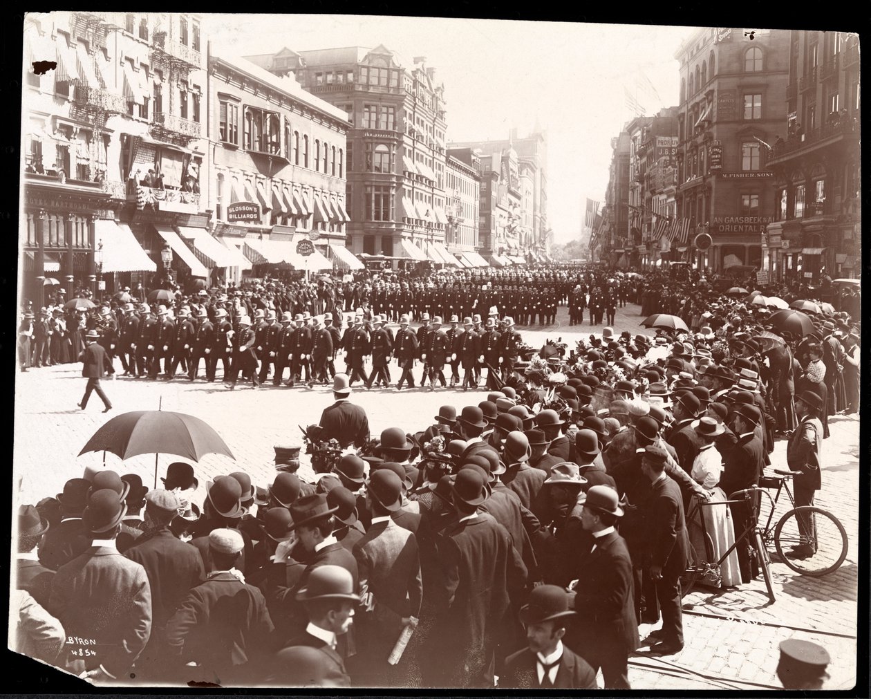 Pohled na policii pochodující na přehlídce městské policie v New Yorku, New York, 1898 (stříbrný želatinový tisk) od Byron Company