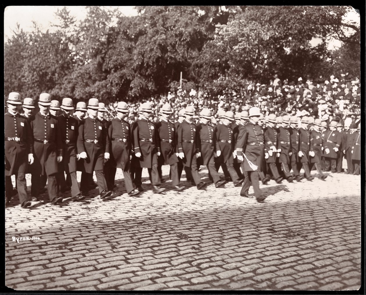 Pohled na policii pochodující v newyorské policejní přehlídce, New York, 1898 (stříbrný želatinový tisk) od Byron Company