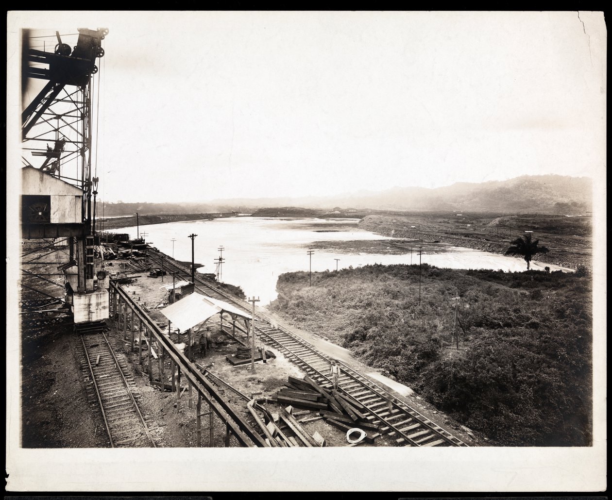 Pohled na železniční tratě a stroje při stavbě Panamského průplavu, 1912 nebo 1913 (stříbrný želatinový tisk) od Byron Company