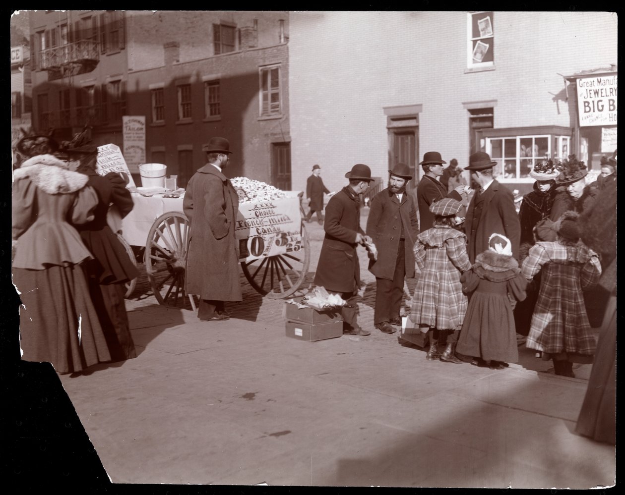 Pohled na pouliční prodavače prodávající francouzské míchané cukrovinky a další zboží poblíž 6th Avenue, New York, kolem roku 1895 (potisk stříbrné želatiny) od Byron Company
