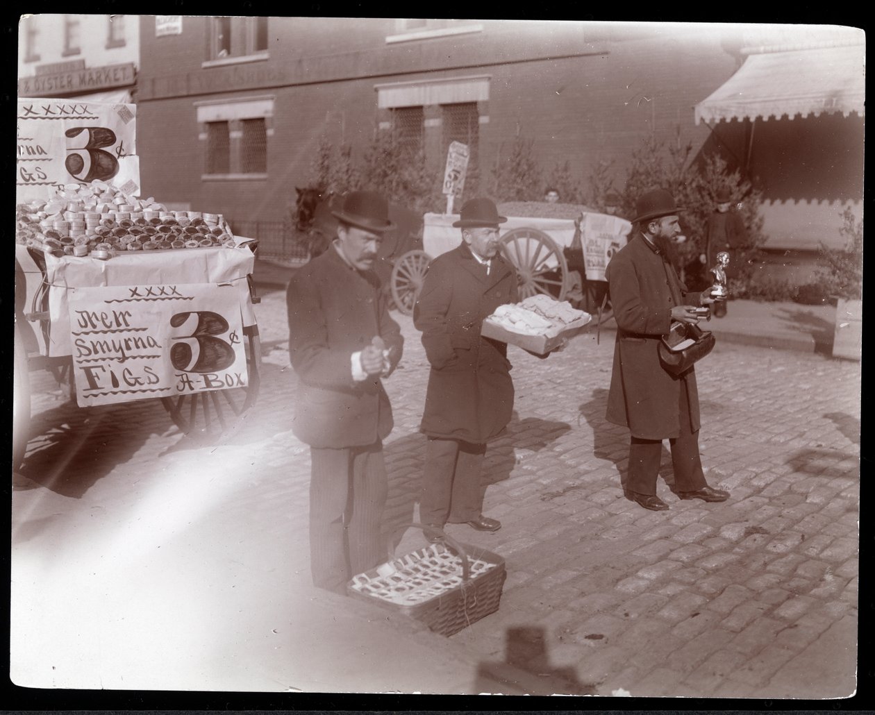 Pohled na pouliční prodavače fíků a dalšího zboží poblíž 6th Avenue, New York, kolem roku 1903 (potisk stříbrné želatiny) od Byron Company