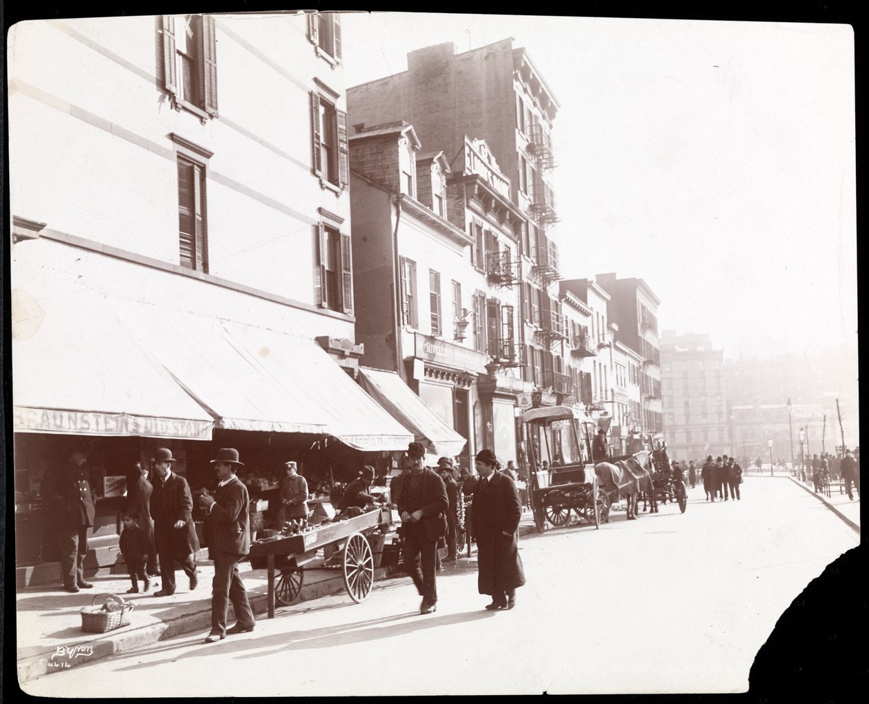 Pohled na pouliční prodavače ovoce, New York, 1898 (potisk stříbrné želatiny) od Byron Company