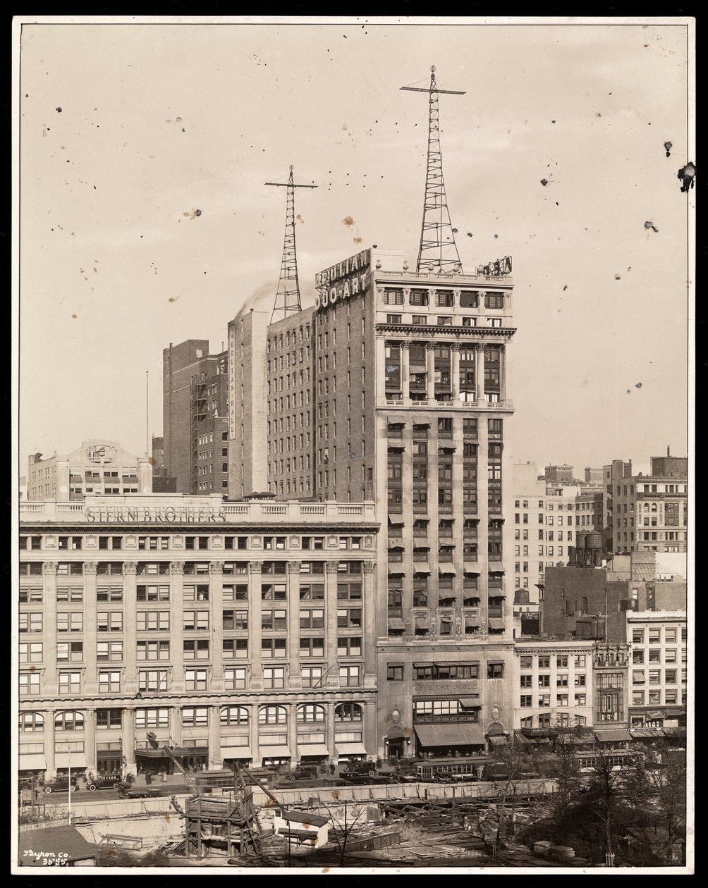 Pohled na Aeolian Building nad Bryant Parkem, 29 West 42nd Street, New York, 1924 (stříbrný želatinový tisk) od Byron Company