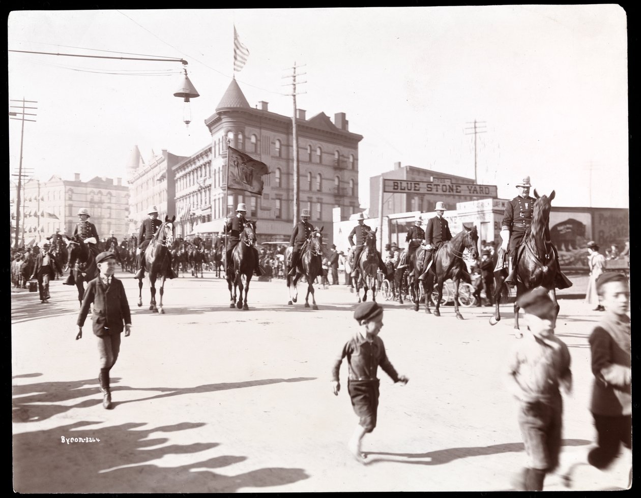 Pohled na Brooklyn Police Parade, 1897 (stříbrný želatinový tisk) od Byron Company