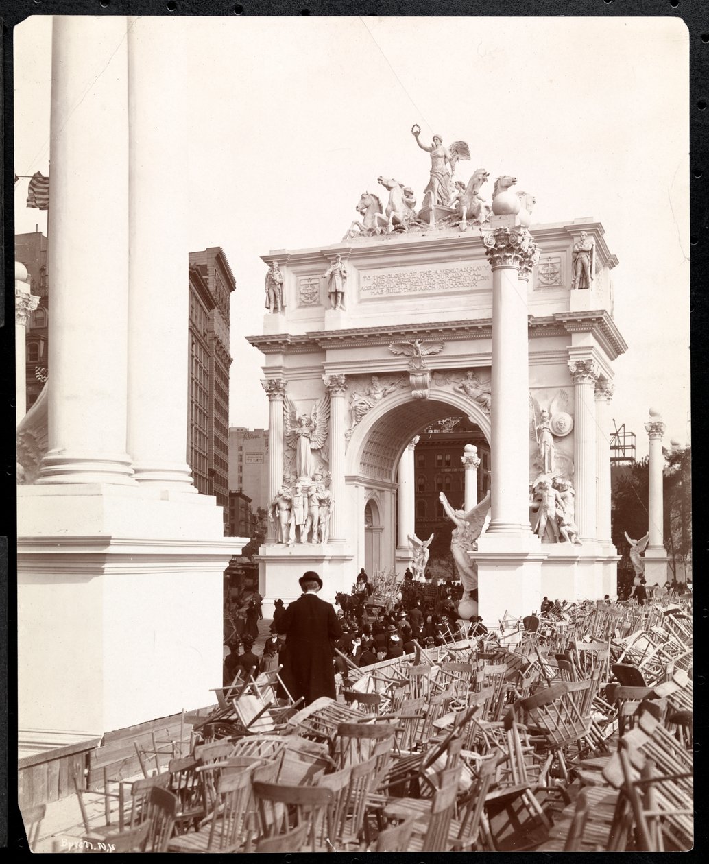 Pohled na Dewey Arch na 5th Avenue a Madison Square po Dewey Parade, New York, 1899 (stříbrný želatinový tisk) od Byron Company