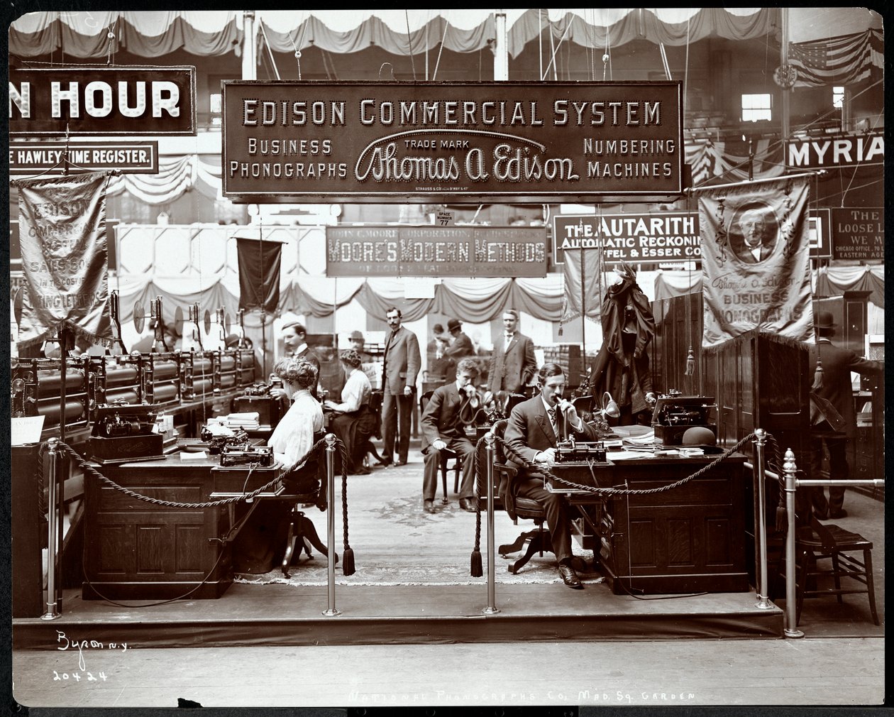 Pohled na stánek kancelářského vybavení Edison Co. na veletrhu v Madison Square Garden, New York, 1905 (stříbrný želatinový tisk) od Byron Company