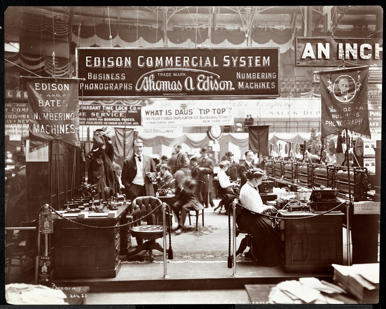 Pohled na stánek kancelářského vybavení Edison Co. na veletrhu v Madison Square Garden, New York, 1906 (potisk stříbrnou želatinou) od Byron Company