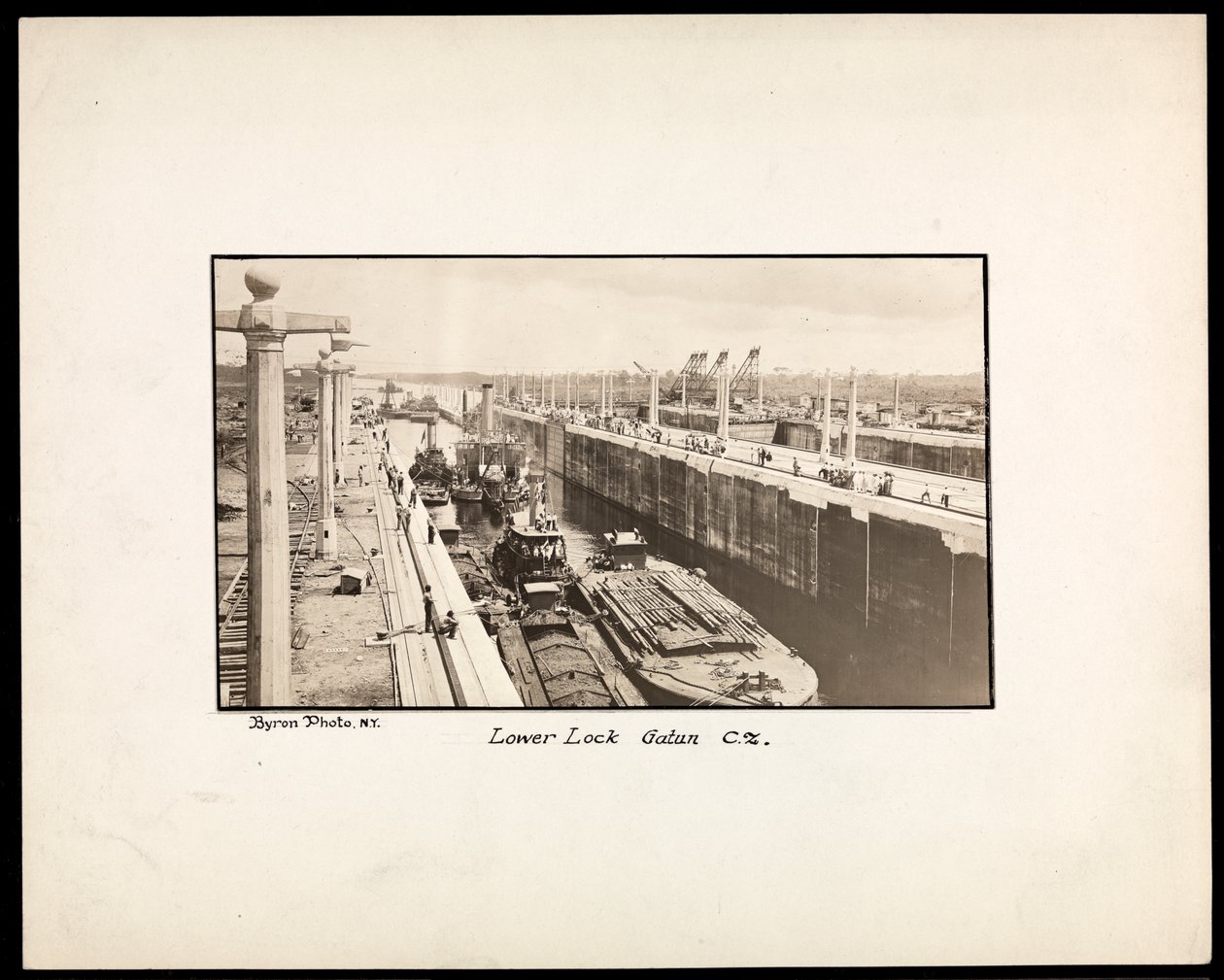 Pohled na Gatun Locks na Panamském průplavu, během výstavby, 1912 nebo 1913 (stříbrný želatinový tisk) od Byron Company