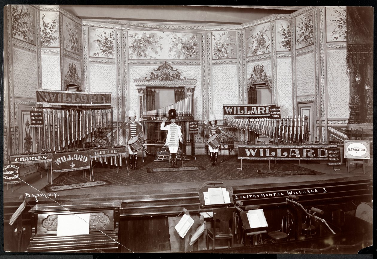Pohled na Instrumental Willards, v kostýmu na propracované jevišti plném unikátních hudebních nástrojů, New York, 1907 (stříbrný želatinový tisk) od Byron Company