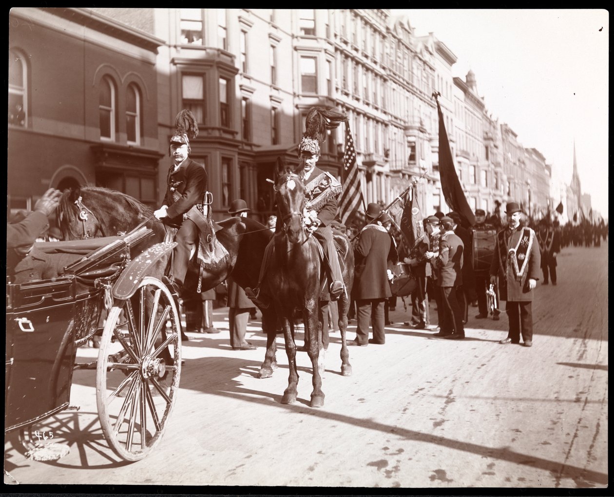 Pohled na průvod na Den svatého Patrika seřazený na 57. ulici východně od 5. avenue, New York, 1896 (stříbrný želatinový tisk) od Byron Company