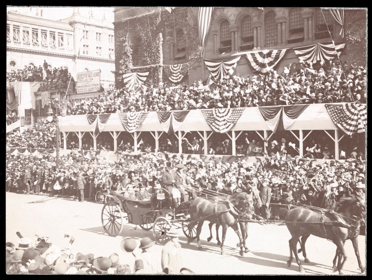 Pohled na dav a kočár tažený koňmi v Dewey Parade na Fifth Avenue, New York, 1899 (stříbrný želatinový tisk) od Byron Company