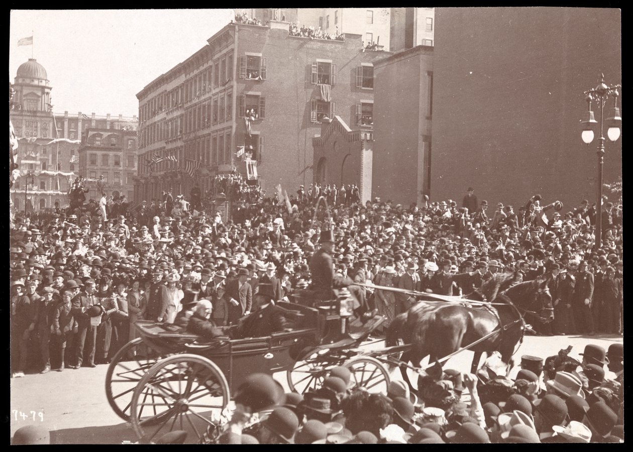 Pohled na dav a kočár tažený koňmi v Dewey Parade na Fifth Avenue, New York, 1899 (stříbrný želatinový tisk) od Byron Company