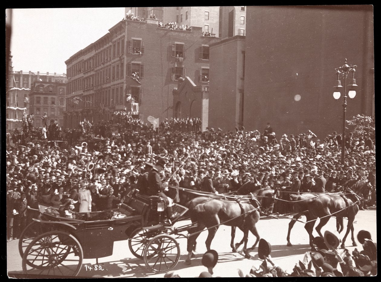 Pohled na dav a kočár tažený koňmi v Dewey Parade na Fifth Avenue, New York, 1899 (stříbrný želatinový tisk) od Byron Company