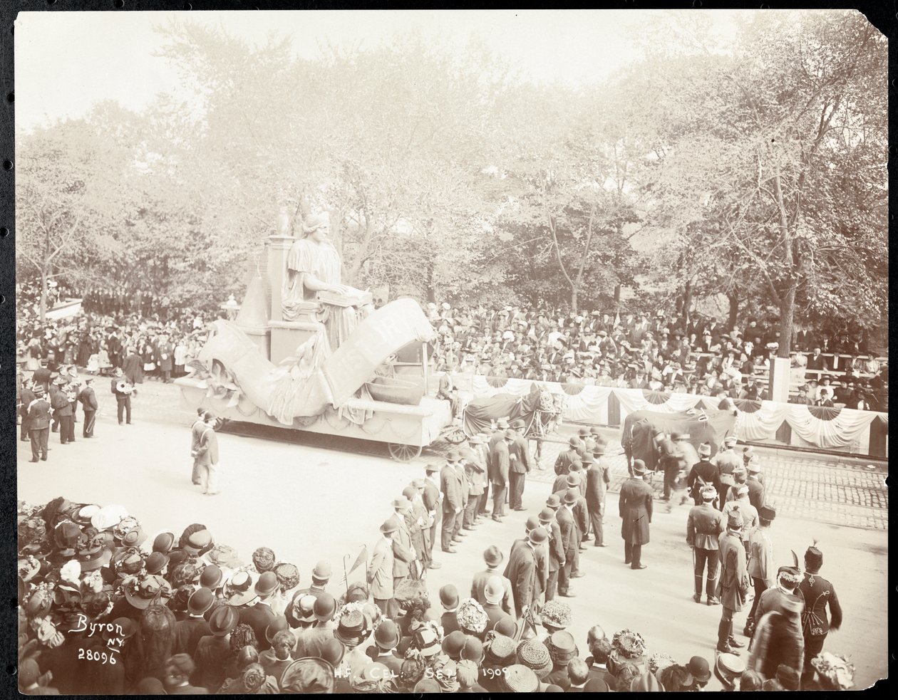 Pohled na dav a plovák tažený koněm na přehlídce Hudson Fulton Celebration, New York, září 1909 (potisk stříbrné želatiny) od Byron Company