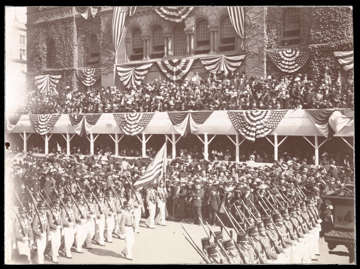 Pohled na dav a pochodující vojenskou skupinu v Dewey Parade na Fifth Avenue, New York, 1899 (stříbrný želatinový tisk) od Byron Company