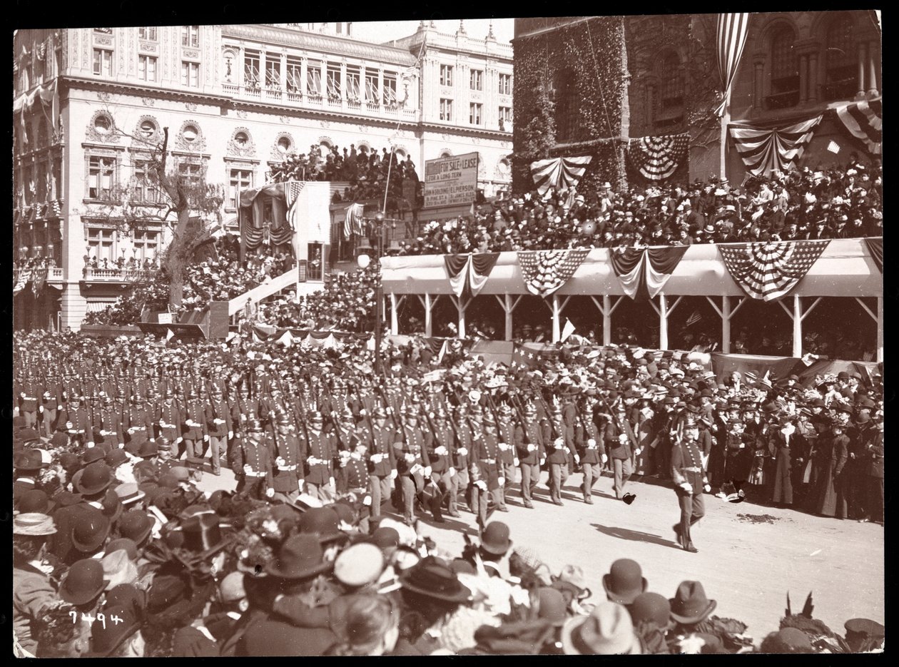 Pohled na dav a pochodující vojenskou skupinu v Dewey Parade na Fifth Avenue, New York, 1899 (stříbrný želatinový tisk) od Byron Company