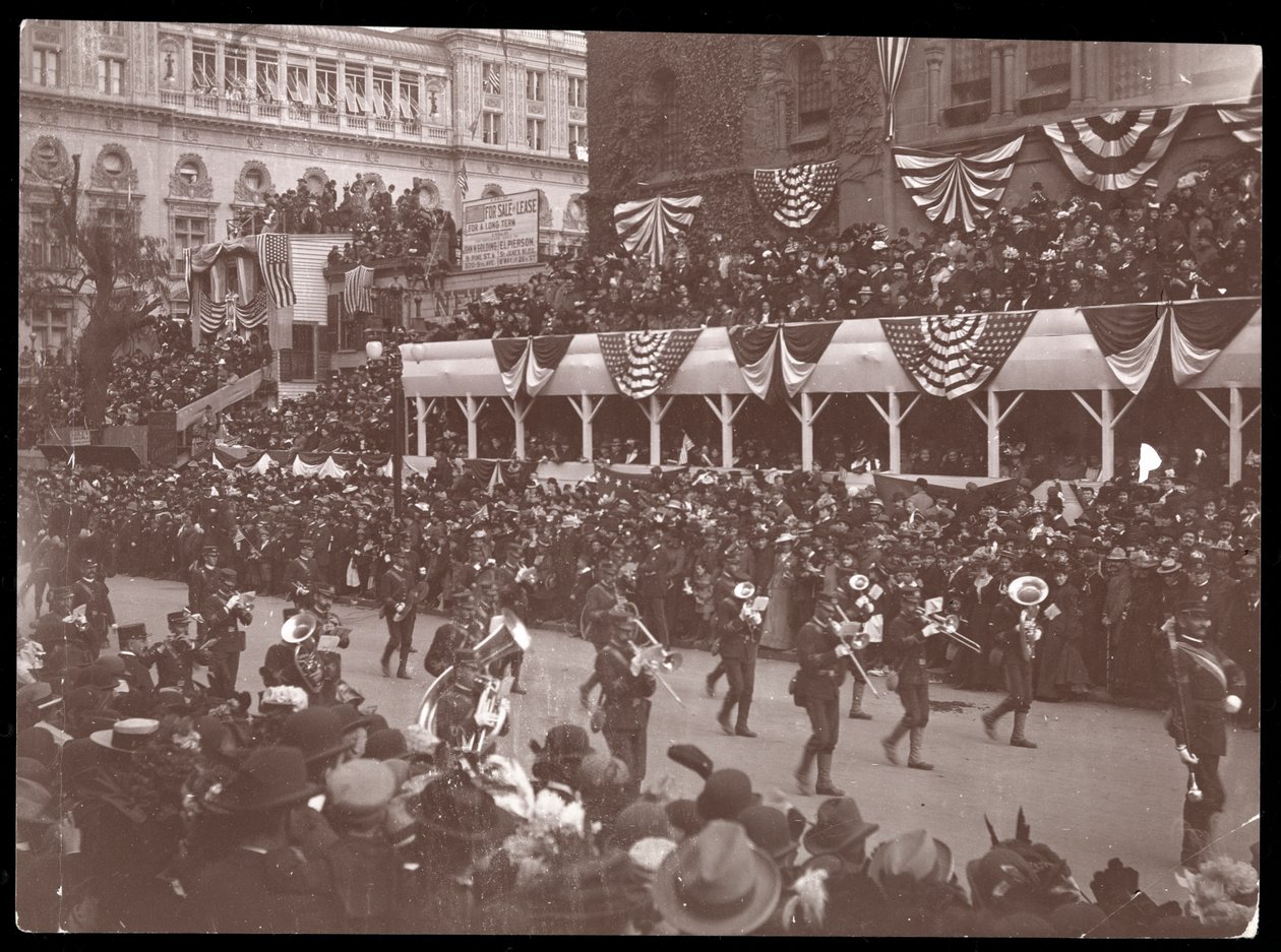 Pohled na dav a pochodující vojenskou skupinu v Dewey Parade na Fifth Avenue, New York, 1899 (stříbrný želatinový tisk) od Byron Company