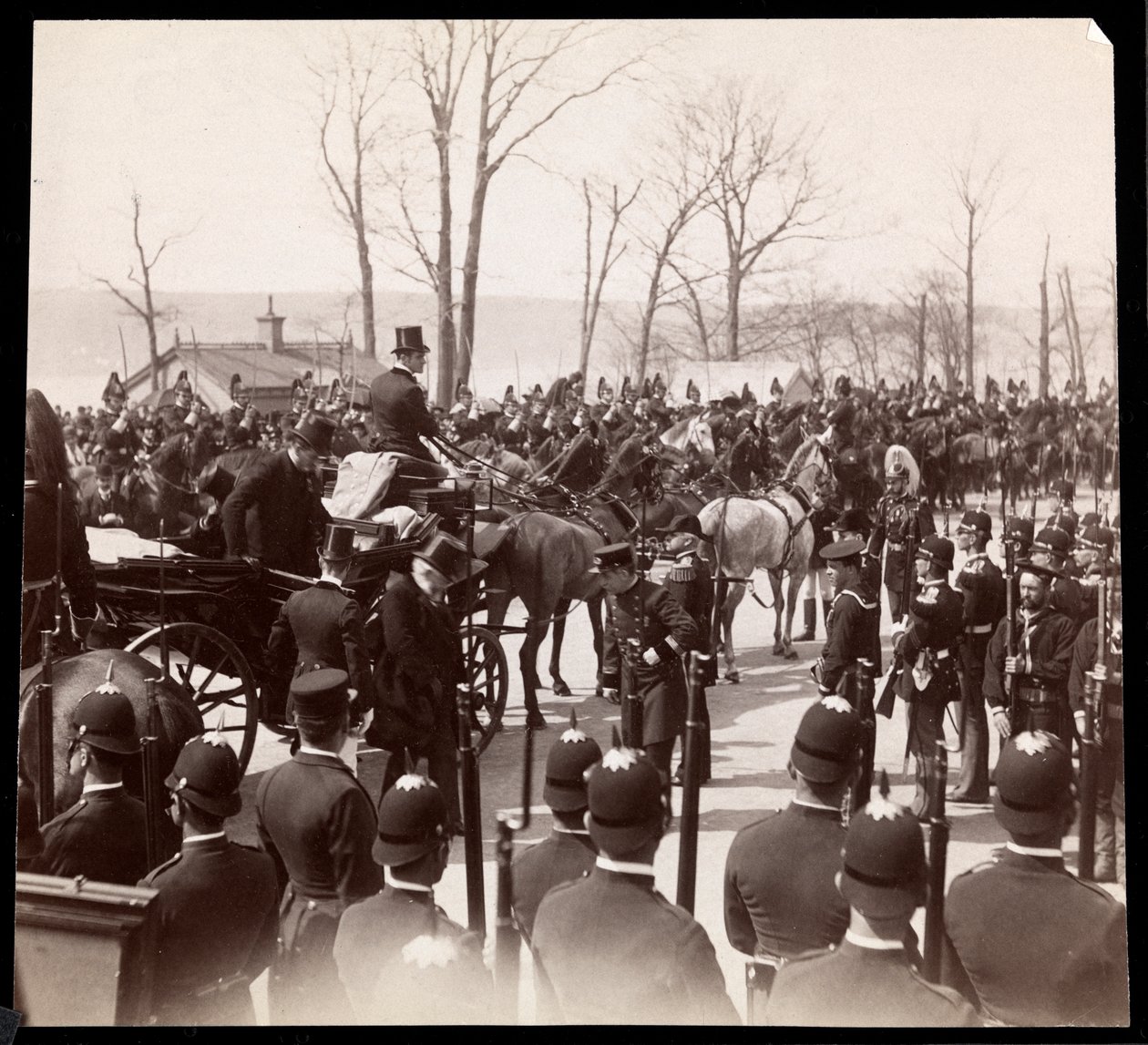 Pohled na dav a vojáky obklopující kočár s prezidentem Harrisonem v Grantově hrobce, New York, 1898 (stříbrný želatinový tisk) od Byron Company
