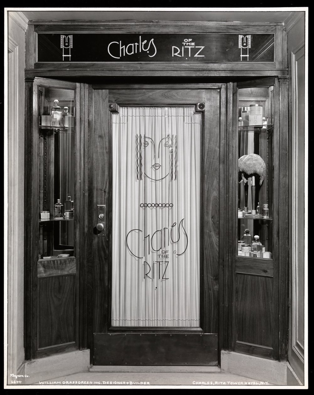 Pohled na vchod do kosmetického salonu Charles of the Ritz v hotelu Ritz Tower, Park Avenue a 57th Street, New York, 1932 (stříbrný želatinový tisk) od Byron Company