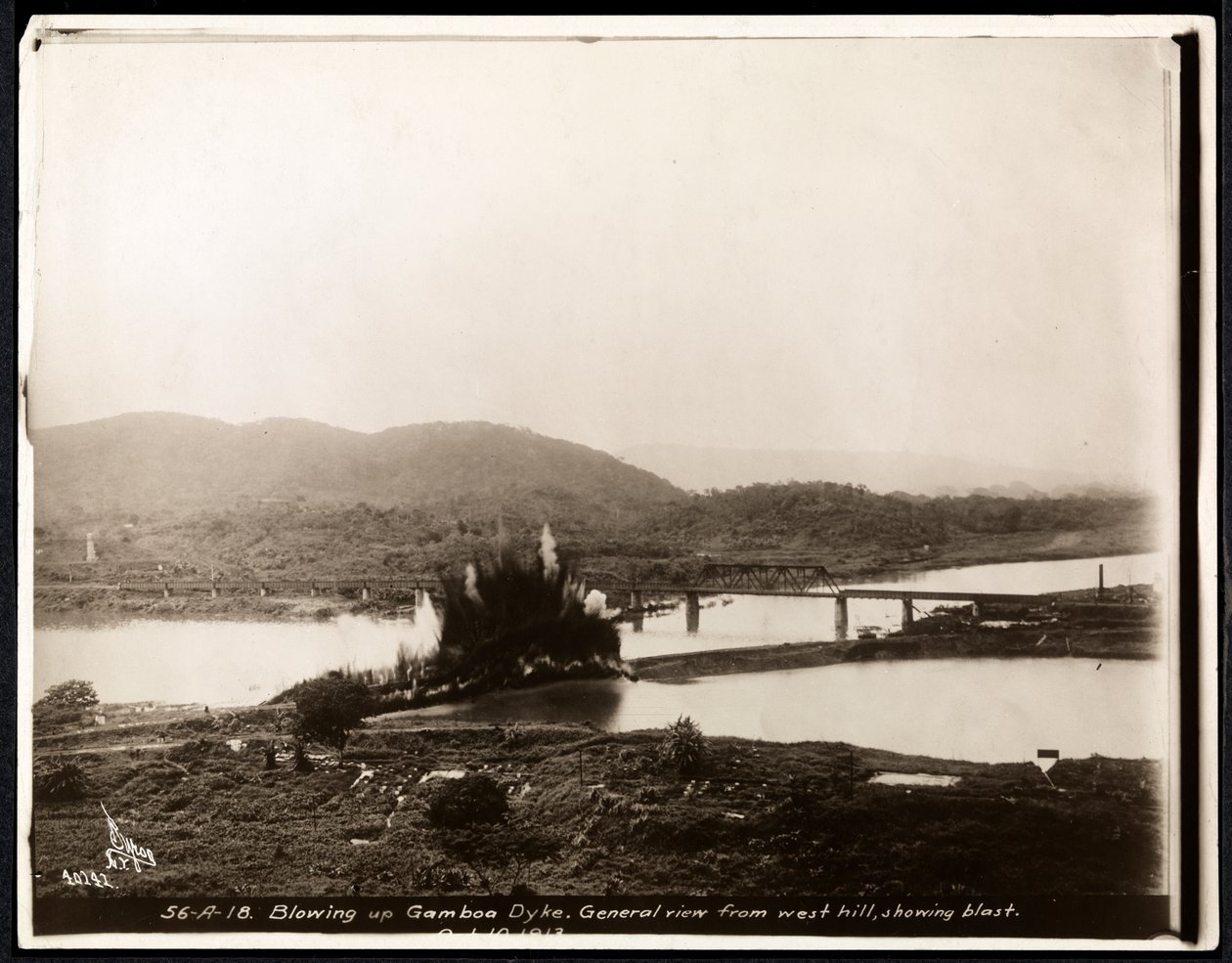 Pohled na explozi při výbuchu hráze Gamboa během výstavby Panamského průplavu, 1913 (stříbrný želatinový tisk) od Byron Company