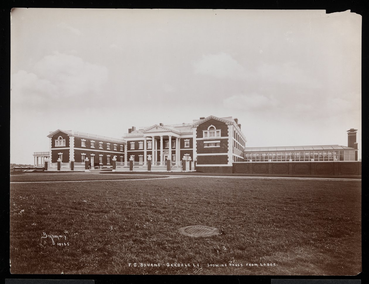 Pohled na hlavní dům z chaty, na ulici F.G. Bourneovo panství v Oakdale, Long Island, New York, 1900 (stříbrný želatinový tisk) od Byron Company
