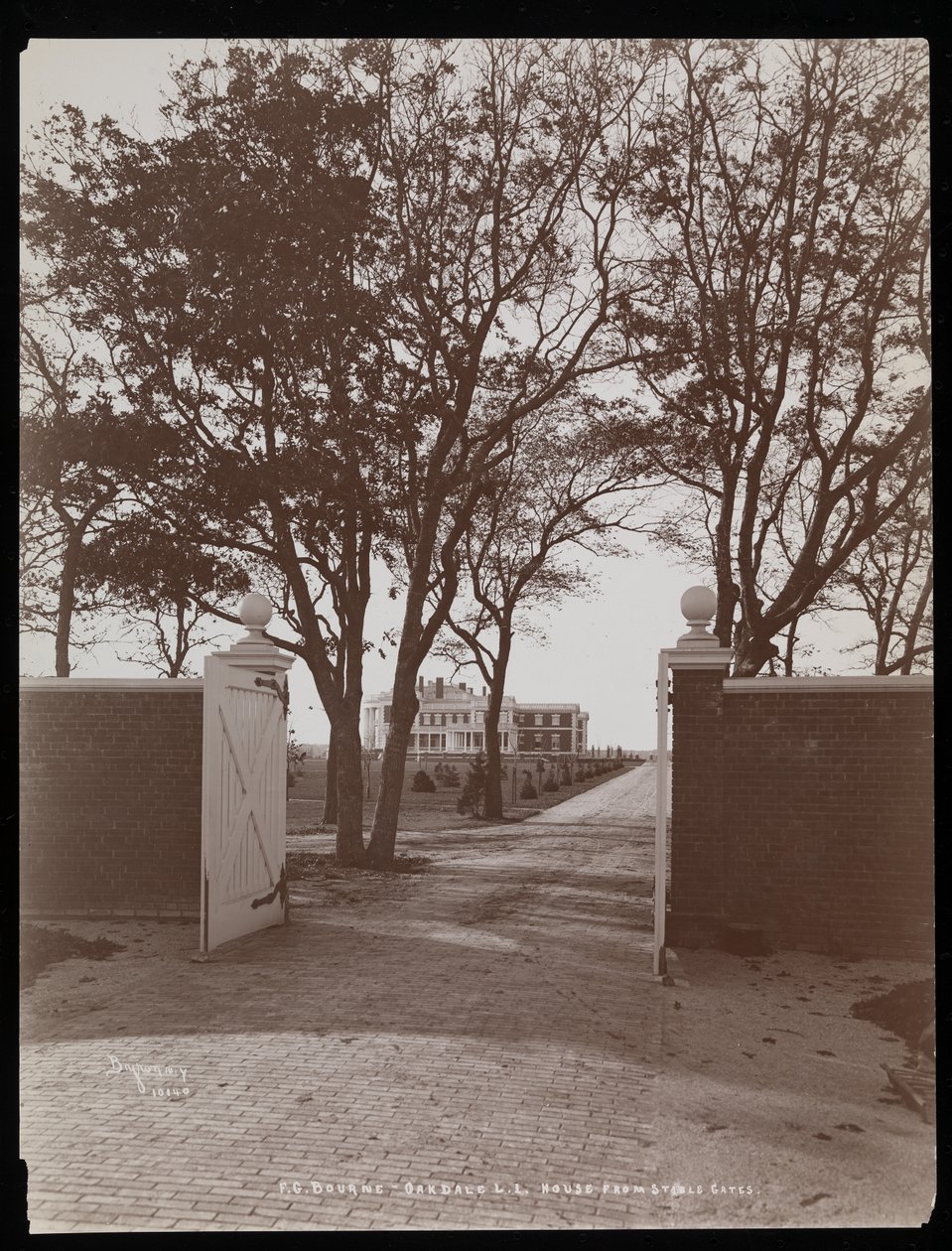 Pohled na hlavní dům od stájí, na ulici F.G. Bourneovo panství v Oakdale, Long Island, New York, 1900 (stříbrný želatinový tisk) od Byron Company