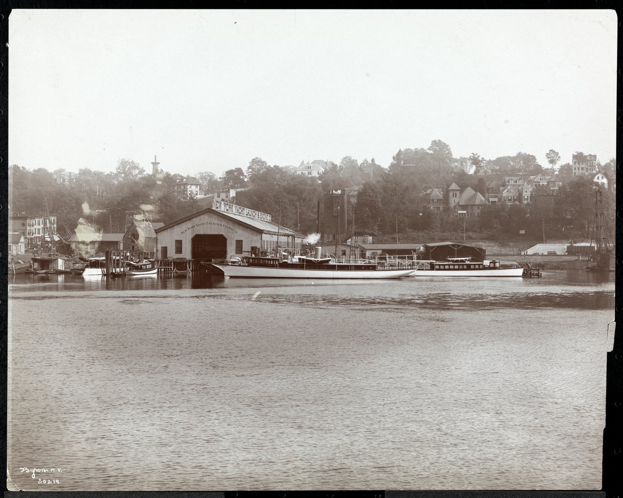 Pohled na molo a loděnici New York Yacht, Launch und Engine Co. na řece Harlem, New York, 1905 (potisk stříbrnou želatinou) od Byron Company