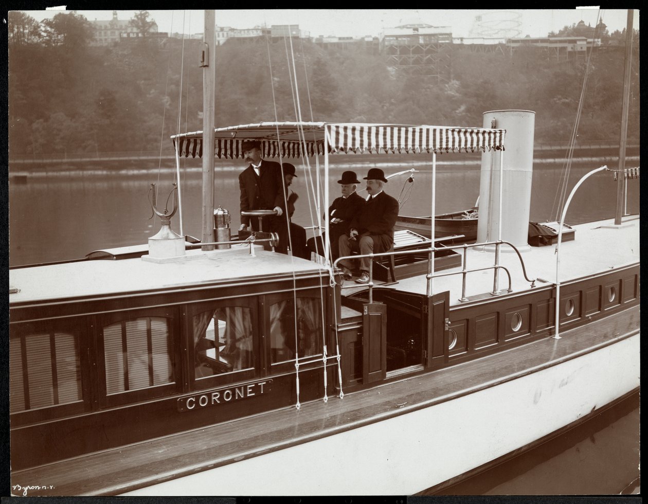 Pohled na jachtu Coronet of the New York Yacht, Launch und Engine Co. na řece Harlem, New York, 1905 (potisk stříbrné želatiny) od Byron Company