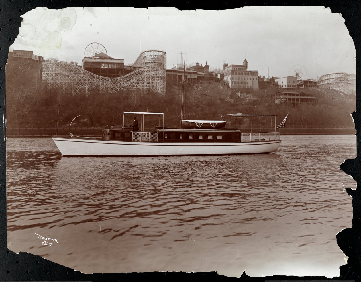 Pohled na jachtu Mousquetaire z New York Yacht, Launch und Engine Co. na řece Harlem, New York, 1905 (potisk stříbrné želatiny) od Byron Company