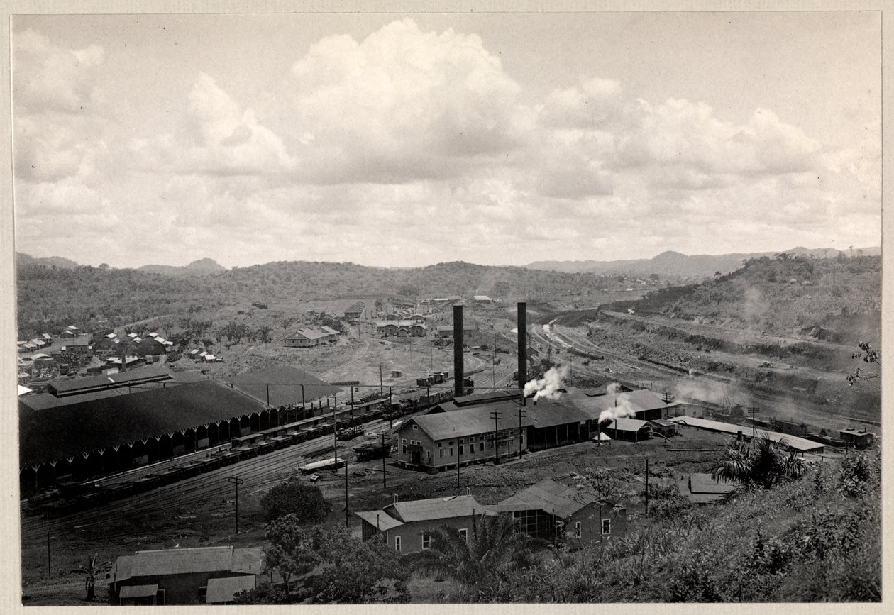 Pohled na vlakové nádraží a průmyslové budovy poblíž stavby Panamského průplavu, 1912 nebo 1913 (stříbrný želatinový tisk) od Byron Company