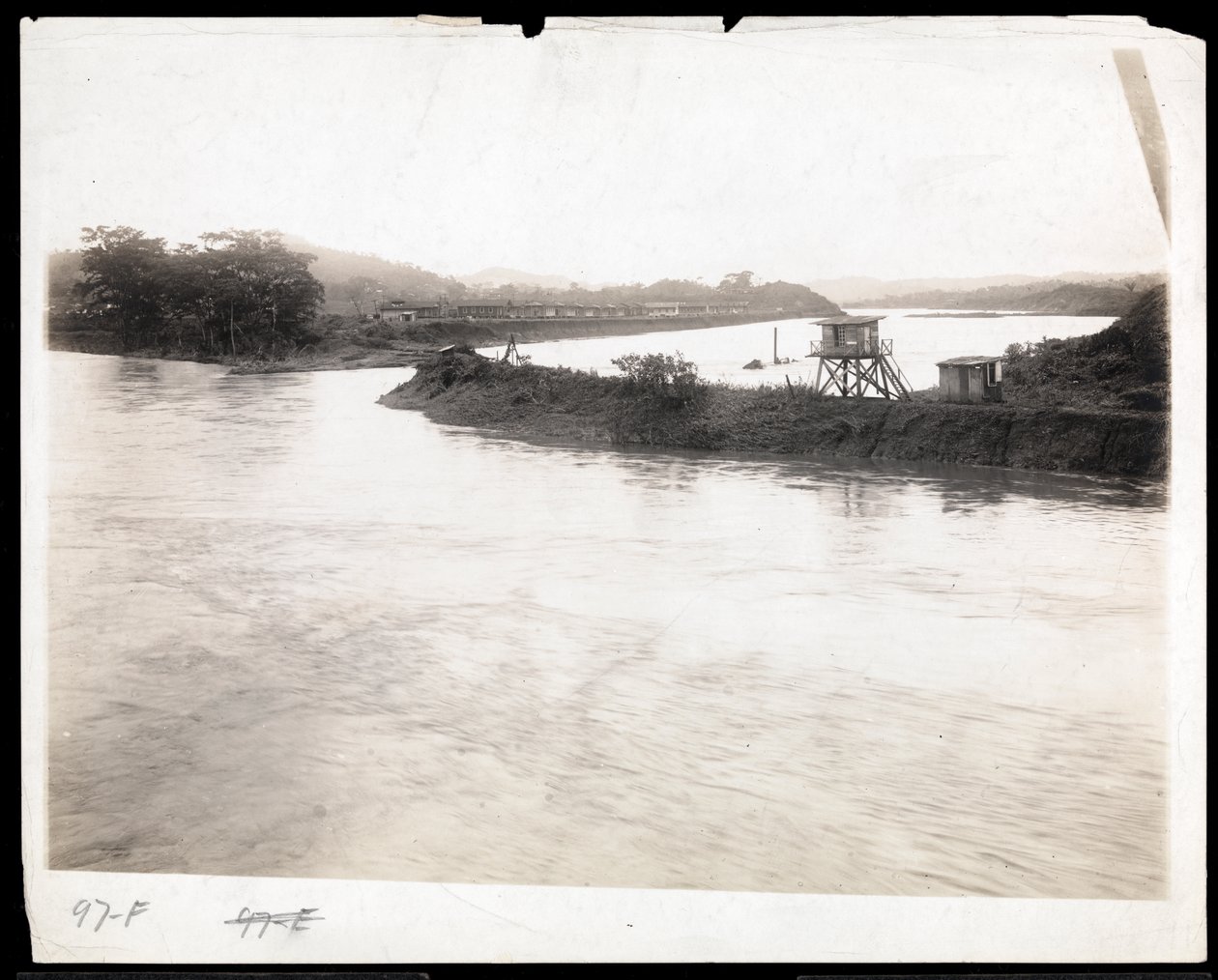 Pohled na vodní cestu během výstavby Panamského průplavu s prefabrikovaným dělnickým bydlením, 1912 nebo 1913 (stříbrný želatinový tisk) od Byron Company