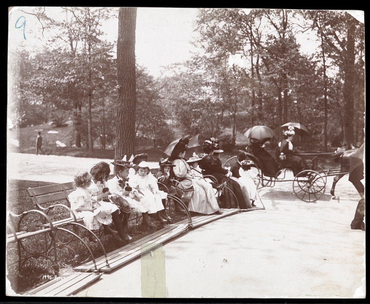 Pohled na ženy a děti sedící na lavičkách v Central Parku, New York, 1898 (stříbrný želatinový tisk) od Byron Company