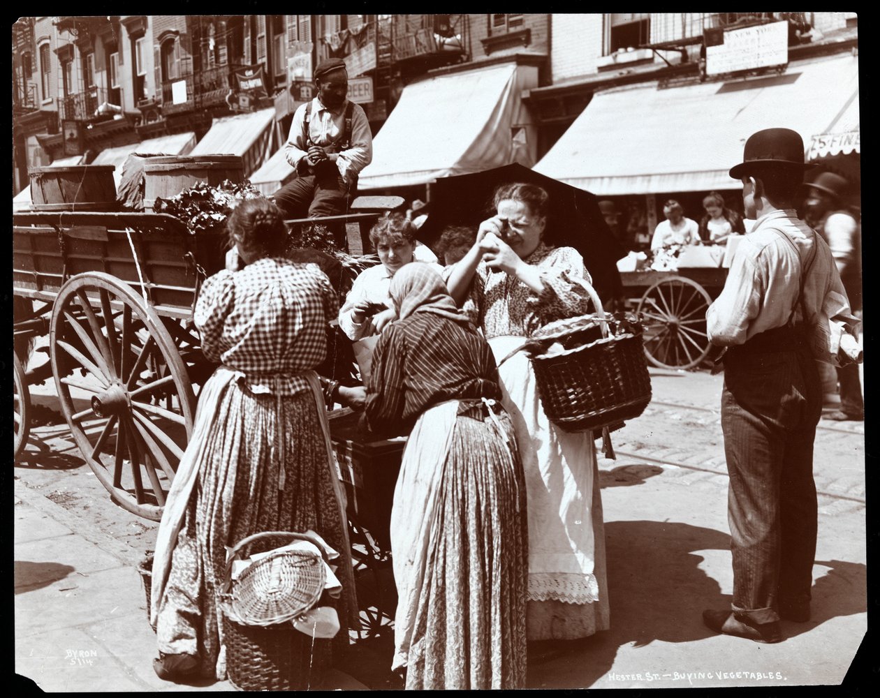 Pohled na ženy, které kupují zeleninu a kontrolují vejce, od obchodníka na Hester Street, New York, 1898 (stříbrný želatinový tisk) od Byron Company