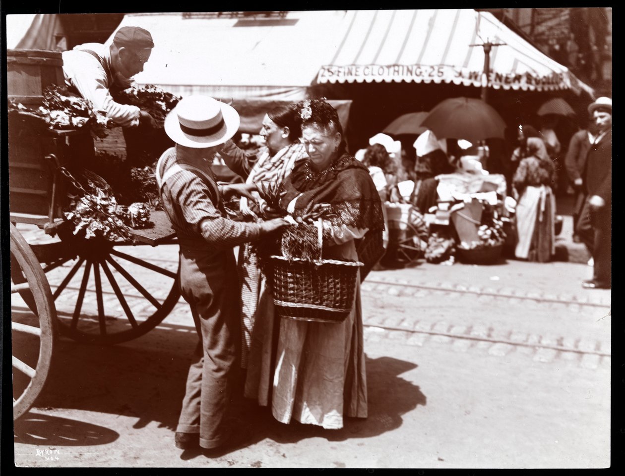 Pohled na ženy nakupující zeleninu od obchodníka na ulici, New York, 1898 (stříbrný želatinový potisk) od Byron Company