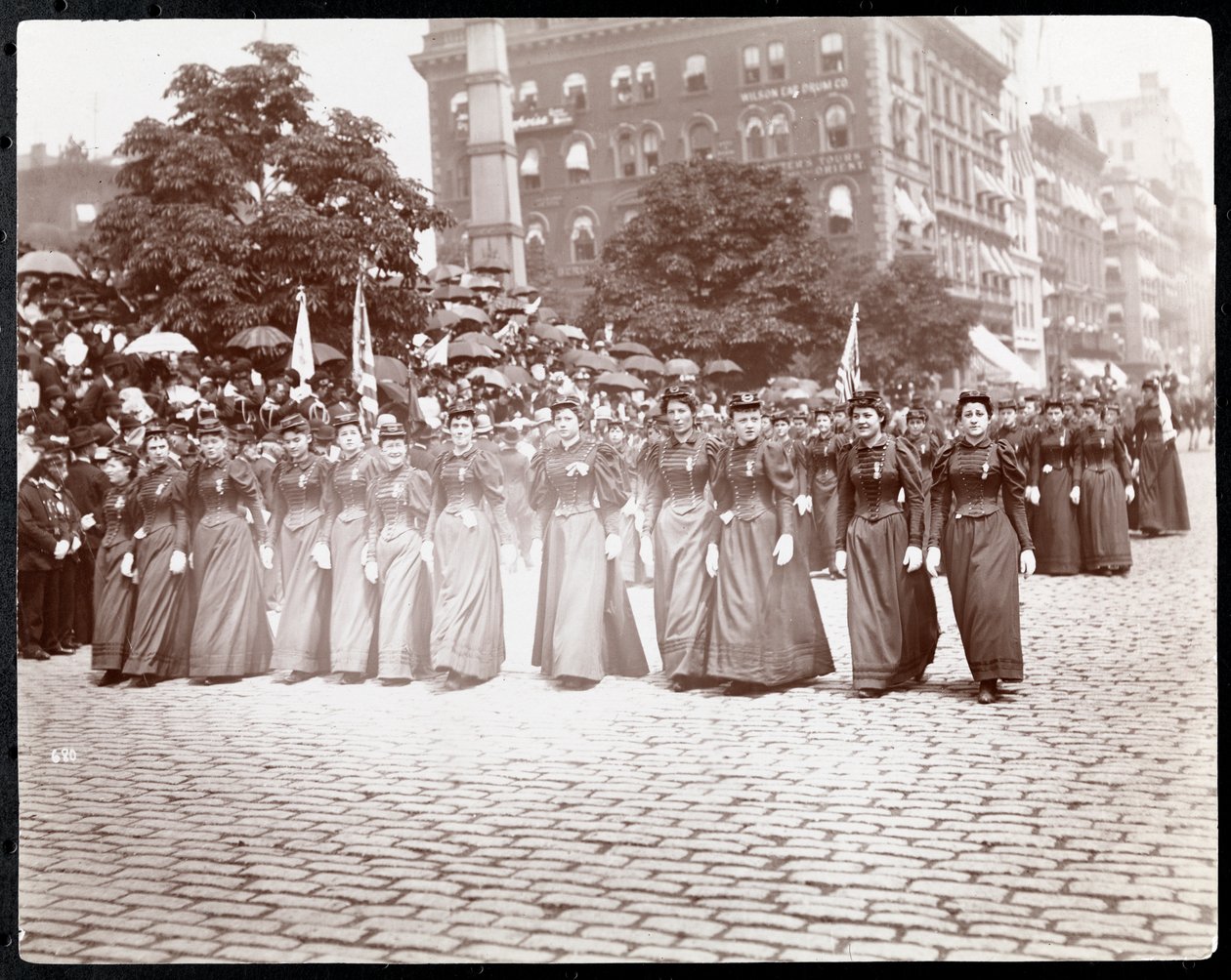 Pohled na ženy pochodující v přehlídce Dcer Velké armády republiky, New York, květen 1895 (stříbrný želatinový tisk) od Byron Company