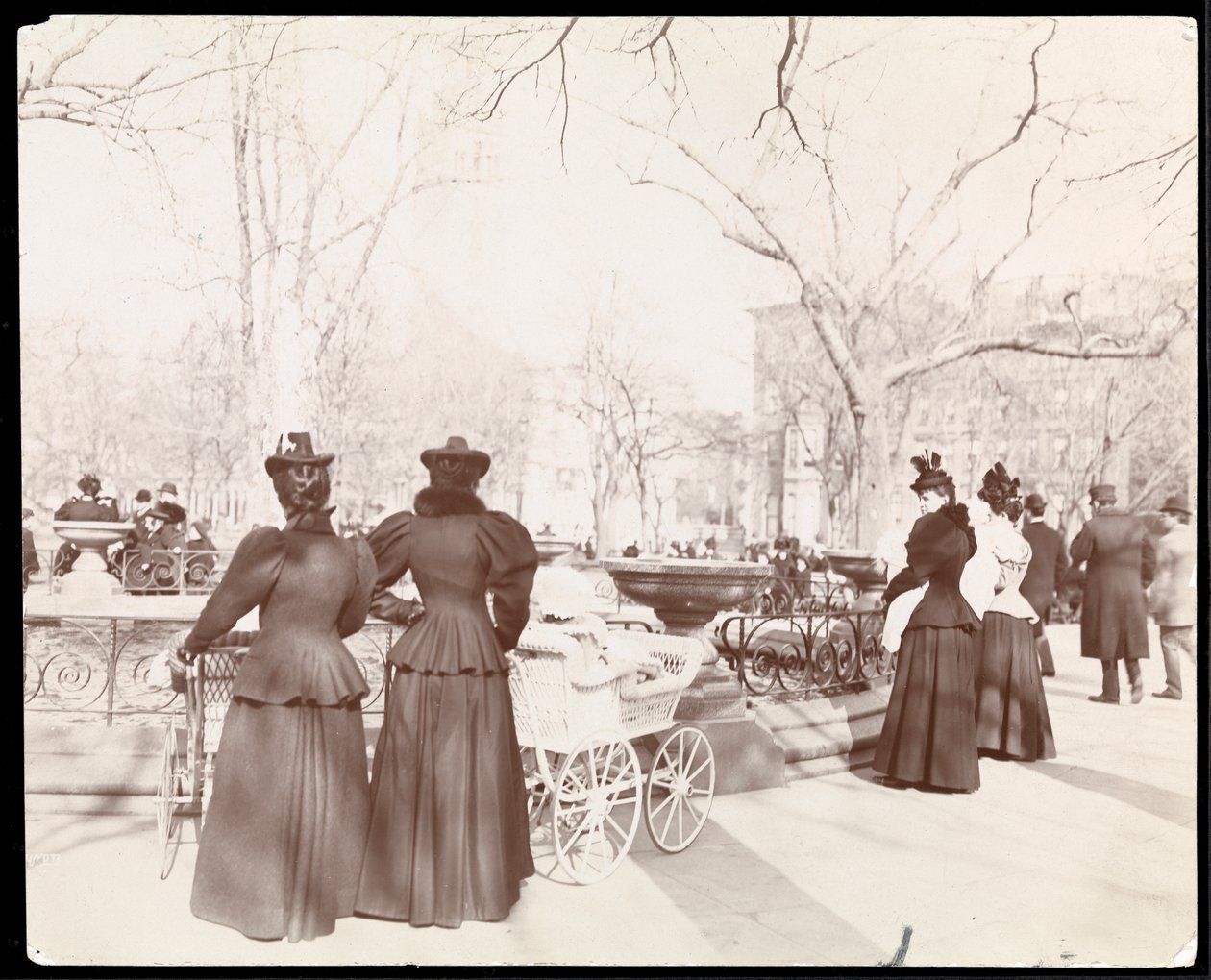 Pohled na ženy s dětskými kočárky u fontány v Madison Square Park, New York, kolem roku 1905 (potisk stříbrné želatiny) od Byron Company