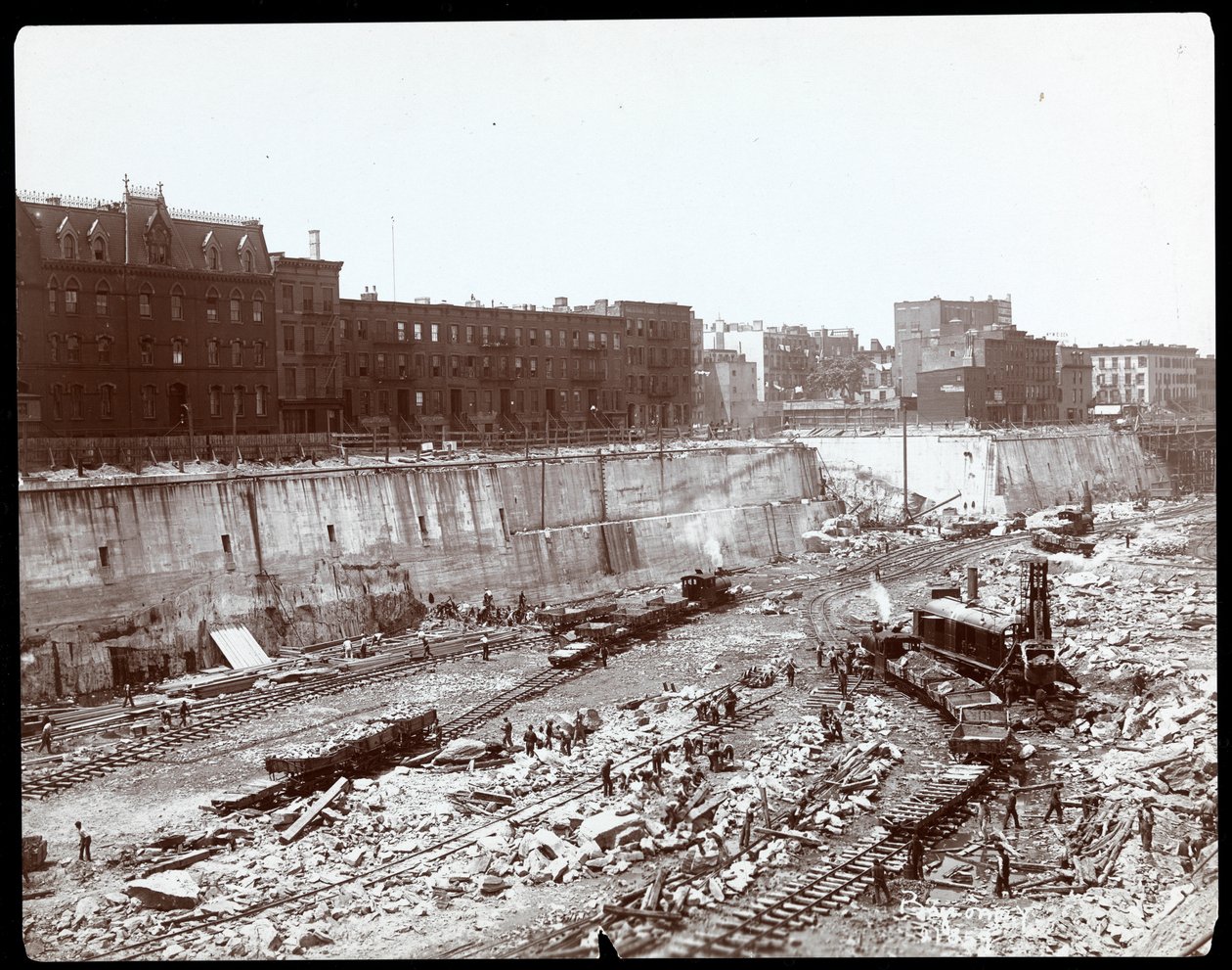 Pohled na dělníky v obrovském výkopu pro Pennsylvania Station, New York, 1904 (stříbrný želatinový tisk) od Byron Company