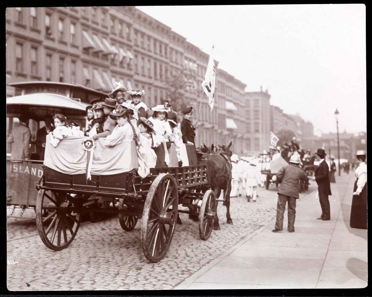 Pohled na mladé ženy na voze v průvodu čističů ulic na 34. ulici poblíž 4. avenue, New York, 1896 (stříbrný želatinový tisk) od Byron Company