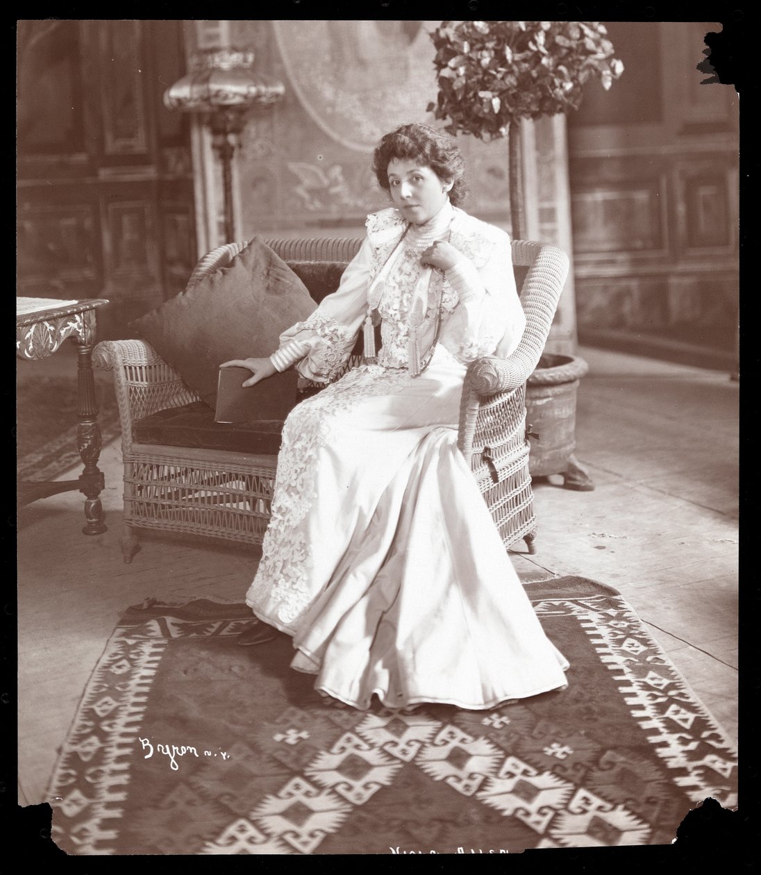 Viola Allen, c.1903 (stříbrný želatinový tisk) od Byron Company