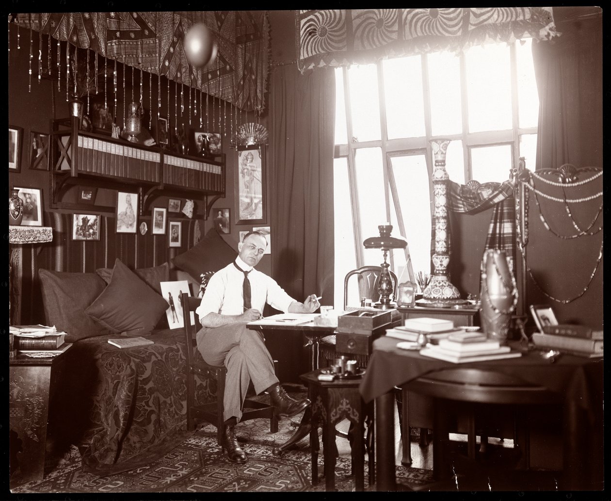 Will R. Barnes kresba ve svém ateliéru, cca 1900 (stříbrný želatinový tisk) od Byron Company