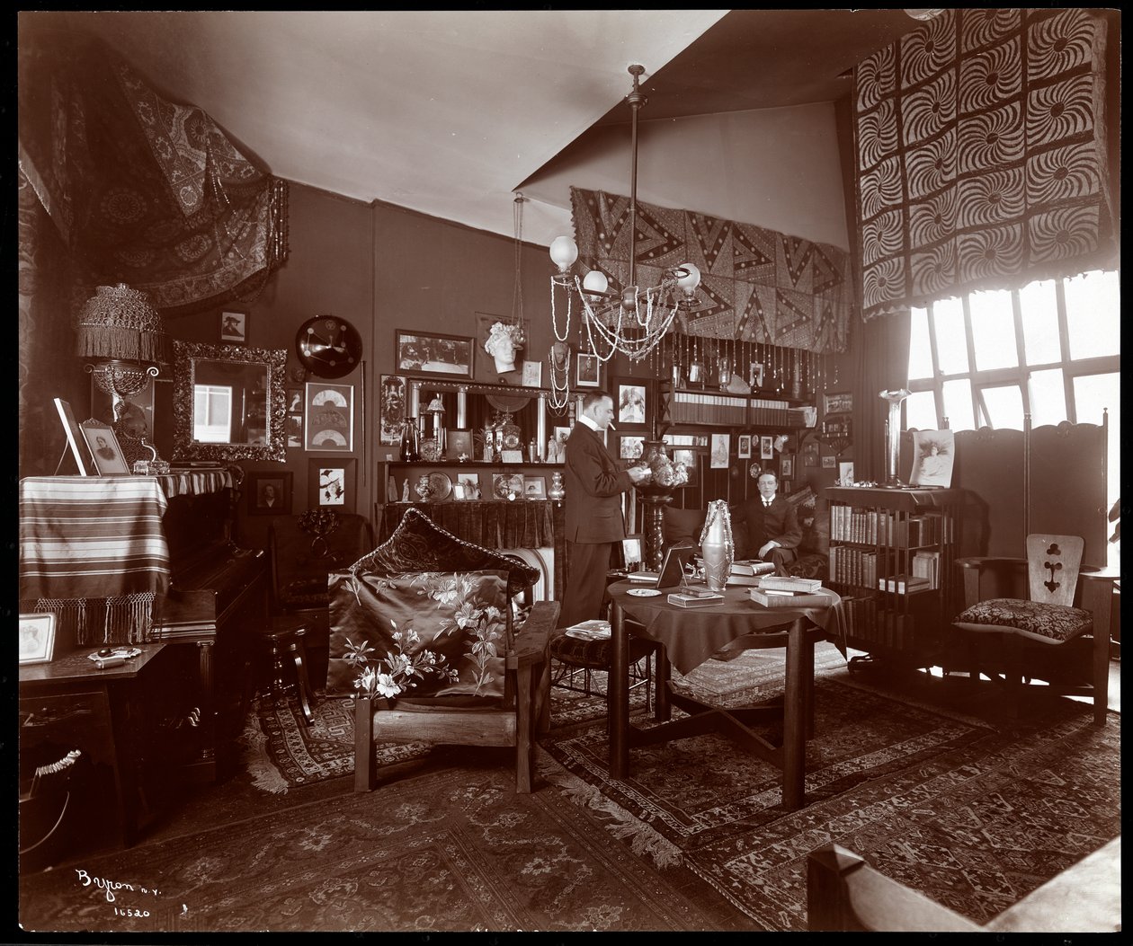 Will R. Barnes ve svém ateliéru, 1903 (stříbrný želatinový tisk) od Byron Company