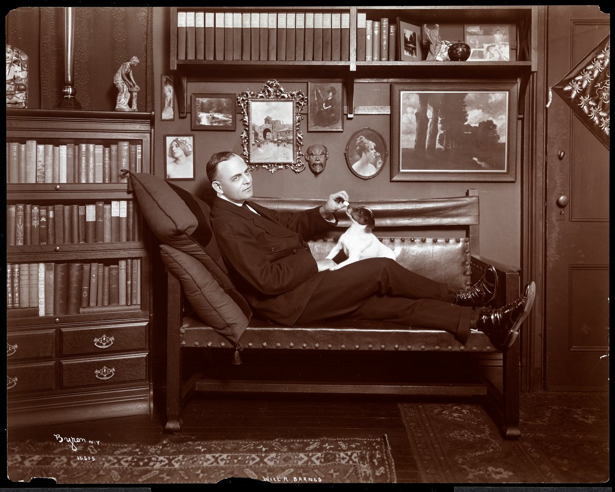 Will R. Barnes ležel na gauči se psem ve svém knihovním studiu, 1903 (stříbrný želatinový tisk) od Byron Company