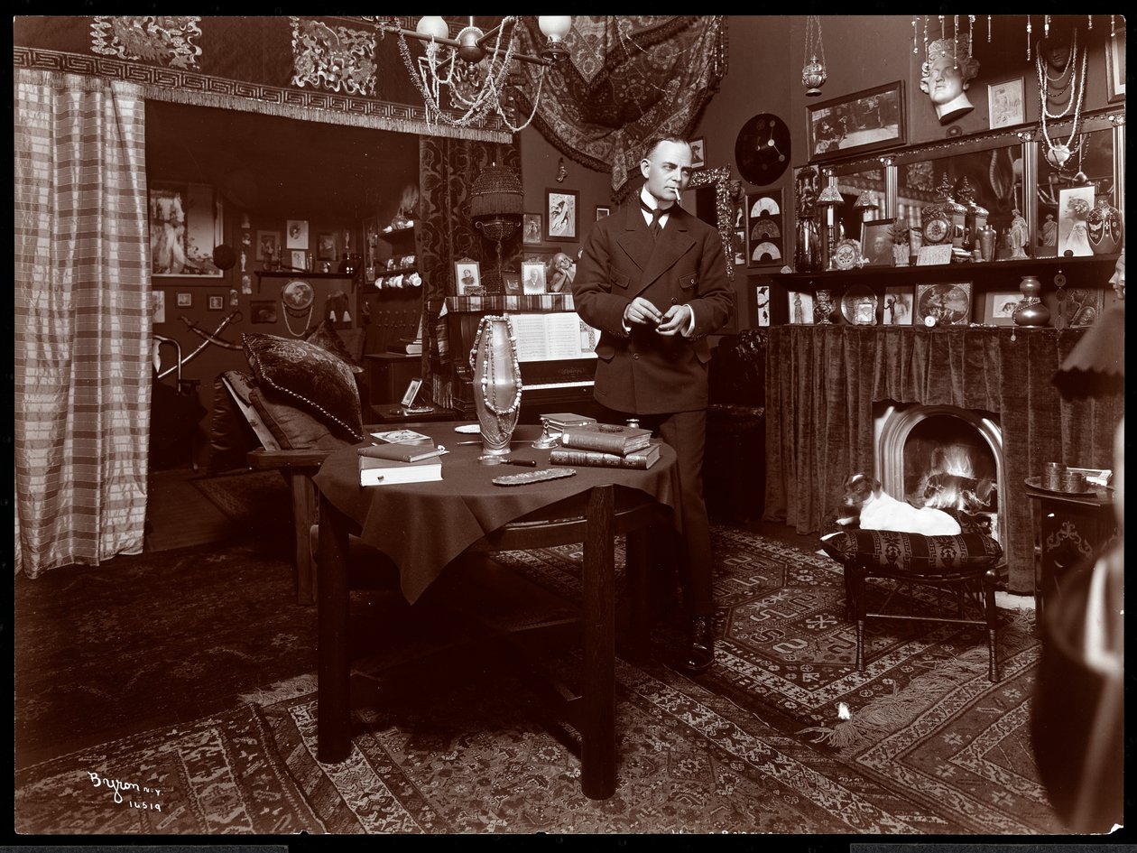 Will R. Barnes stojící u stolu ve svém ateliéru, 1903 (stříbrný želatinový tisk) od Byron Company
