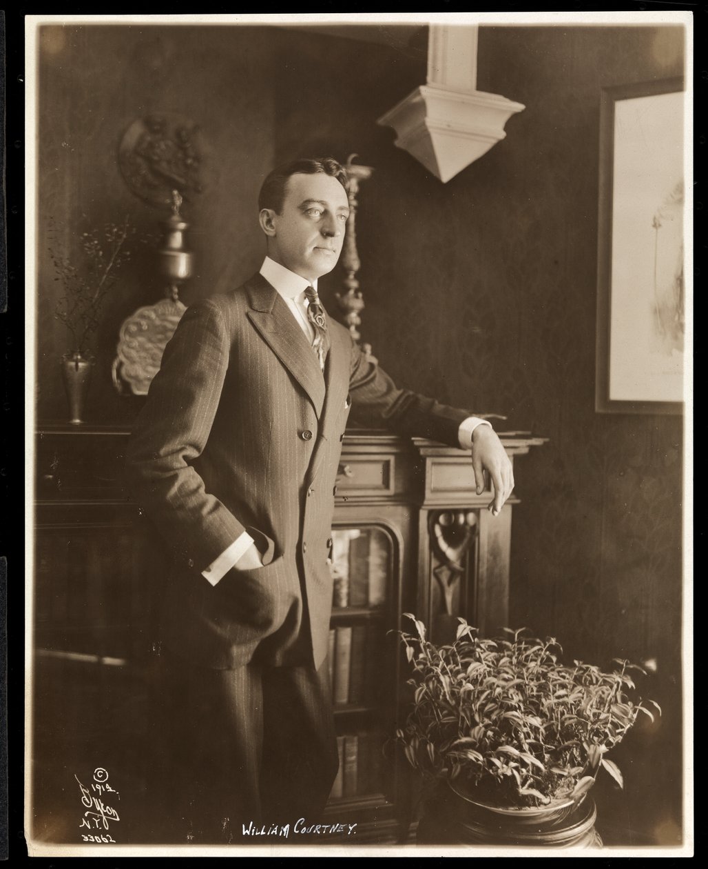 William Courtney, asi 1914 (stříbrný želatinový tisk) od Byron Company