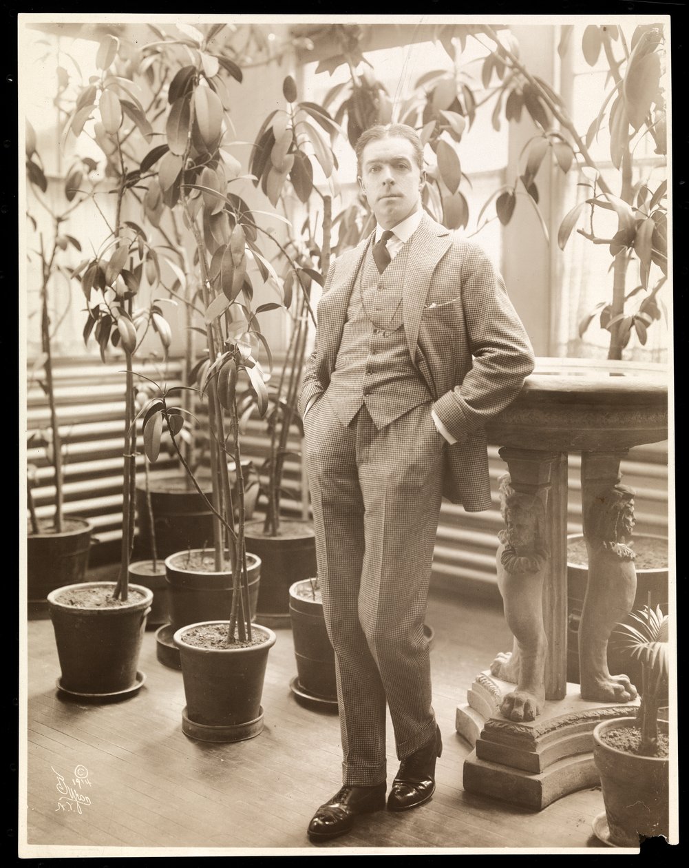 William Faversham ve své konzervatoři, kolem roku 1914 (stříbrný želatinový tisk) od Byron Company