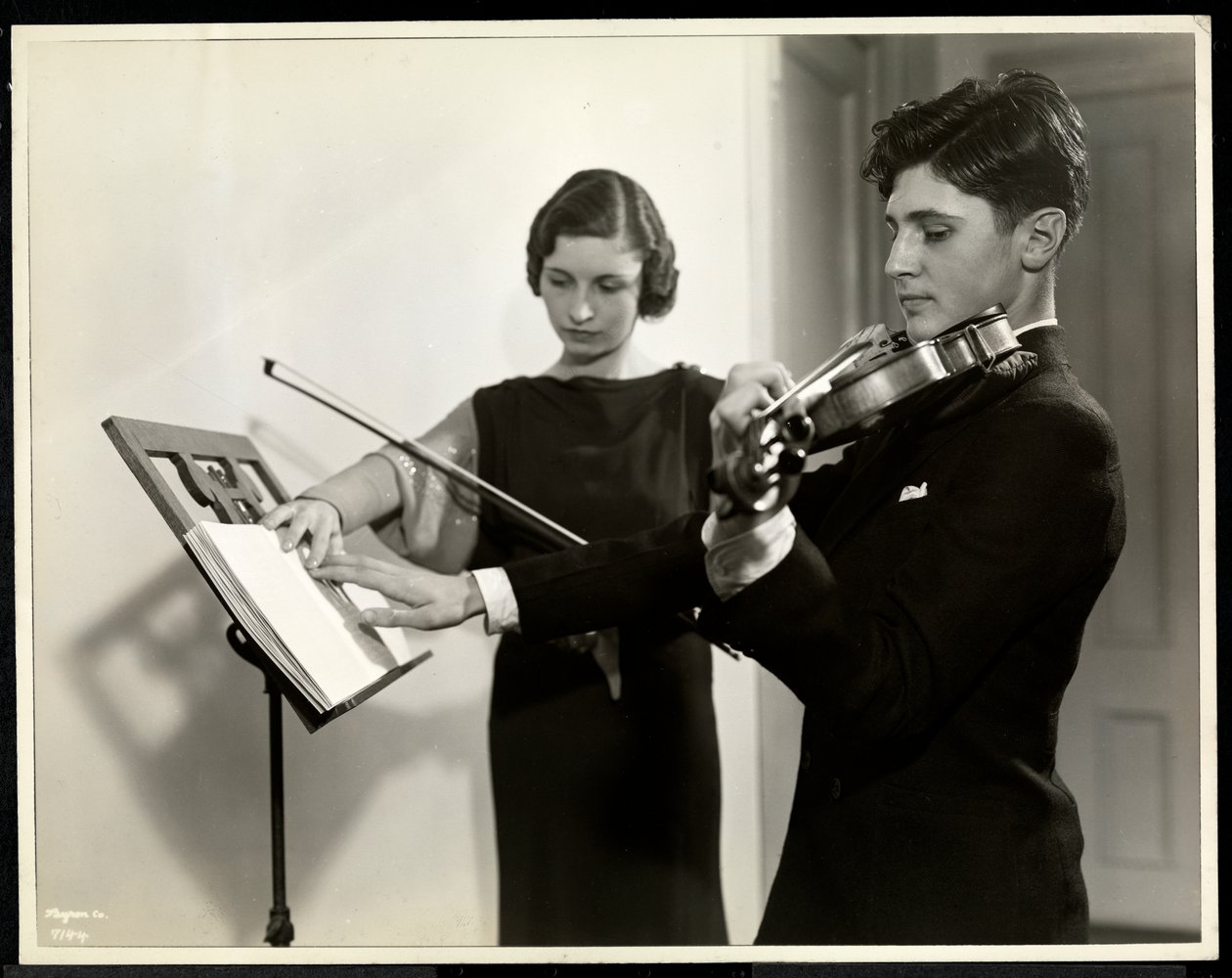 Žena učí slepého mladého muže hrát na housle v New York Association for the Blind, 111 East 59th Street, New York, 1936 (potisk stříbrnou želatinou) od Byron Company